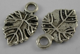 10 x tibetaans zilveren bedeltjes van bladeren 18 x 11,5 x 1,5 gat: 3mm