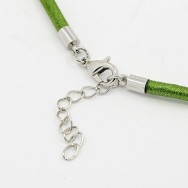 Prachtig zijden koord 3,2mm diameter, lengte c.a. 43cm incl. verlengketting mos groen