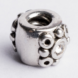 Be Charmed kraal zilver met een rhodium laag (nikkelvrij) c.a.10x 8mm groot gat: 4mm