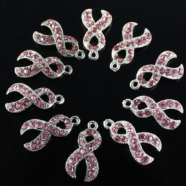 Pink Ribbon bedeltje verzilverd met strass 20 x 10mm ♥ (Nikkelvrij)