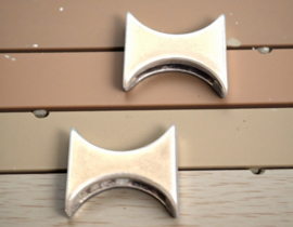 2 x Jolie leerschuiver ornament 18 x 16 x 6 mm – gleuf 13 x 2,5 mm – antiek zilverkleur