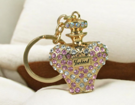 Schitterende sleutelhanger met kristal strass in de vorm van een parfum fles. Lengte 10 cm x 4cm