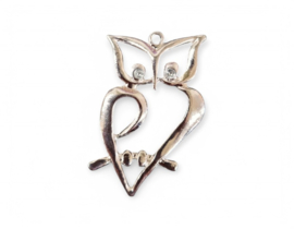 Grote metalen hanger van een uil zilverkleur afm. 62 x 38 x 3 oogje 3mm