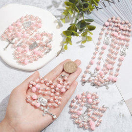 Rozenkrans met glasparels, resin roosjes en metalen onderdelen roze