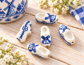 5 x Keramiek klompjes - klompen kralen met molen en bloemen 24 x 11,5 mm – gat 2 mm – Delfts blauw