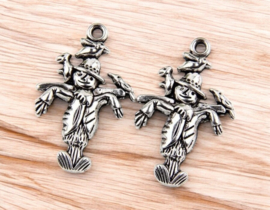 4 x metalen antiek zilverkleur  bedeltje van een vogelverschrikker 23 x 13 x 2 gat: 2mm