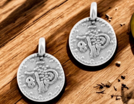 2 x DQ Metalen  bedeltje van een muntje, antiek zilverkleur afm. 9,5 x 7,5mm oogje 1mm (Nikkelvrij)