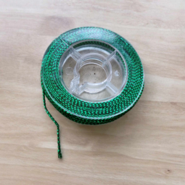 1 rolletje gevlochten metallic koord groen 0,8mm, c.a. 9m per rol