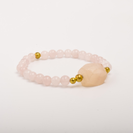 Per stuk Prachtige kralenarmband licht roze/goud met elastiek, voorzien van mooie edelsteen