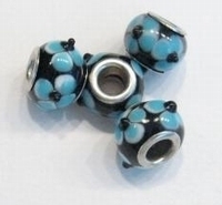 Per stuk Glaskraal European-style zwart met aqua bloemen 13 mm