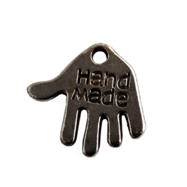 10 x metalen antiek zilveren hand met "Hand made"  hematiet kleur c.a. 12 x 10 x 1mm gat: 1mm (Nikkelvrij)