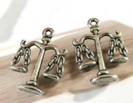 2 x Metalen bedeltje van een Weegschaal, antiek zilverkleur, afm.  23 x 18mm