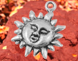 4 x Metalen bedeltje van de stralende zon, antiek zilverkleur afm. 23 x 19 x 3mm oogje 2mm
