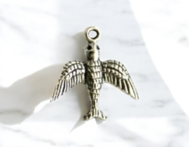 4 x Metalen bedel van een vogel zwaluw, antiek zilverkleur afm. 12 x 12mm oogje 1mm