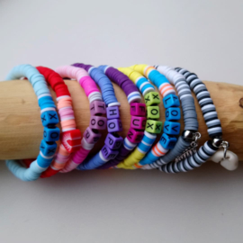  Armbandjes gemaakt met letterkralen en katsuki kralen