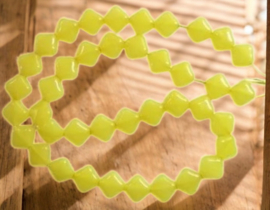 10 x  vierkante kralen van melkglas 10 x 10 x 5mm Geel gat: 1,15mm