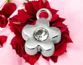 2 x  Metalen strass bedel bloem platinumkleur afm. 14 x 10 x 4mm oogje 2mm
