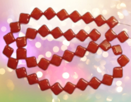 10 x vierkante kralen van melkglas 10 x 10 x 5mm Rood gat: 1,15mm