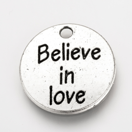 5 x antiek zilveren metalen bedel "believe in love" 20 x 2mm oogje: 2mm ♥
