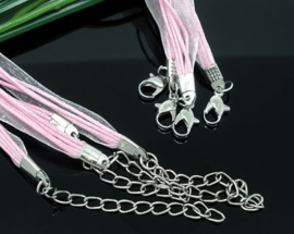 Koord ketting van organza lint en waxkoord c.a. 50cm roze