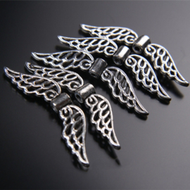 4 x  Metalen antiek zilveren engelen vleugeltje kraal 32 x7 x 1mm Gat: 1mm