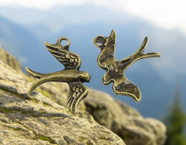 4 x Metalen bedel van een vogel zwaluw geel koperkleur afm. 20 x 17 x2mm oogje 2mm