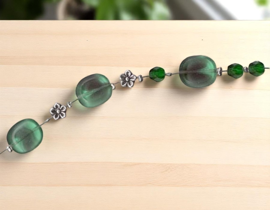 Hoe maak ik een zwevende ketting met knijpkralen?