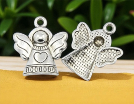 4 x Metalen bedeltje engeltje – zilverkleur – 21 x 19 x 3 mm – oogje ca. 2 mm