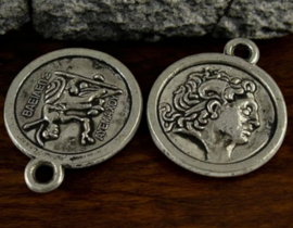 2 x Metalen bedeltje van een munt, antiek zilverkleur, afm.  24,5 x 20,5 x 2,5mm oogje 3mm