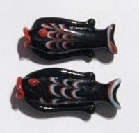3x glaskraal handgemaakt vis zwart met rood en wit 35 mm