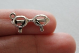 5 x tibetaans zilveren bedeltje van een (zonne) bril 21 x 3mm gat: 1mm