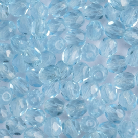 30  x ronde Tsjechië facet kristal kraal afm: 4mm Kleur: licht blauw gat c.a.: 1mm