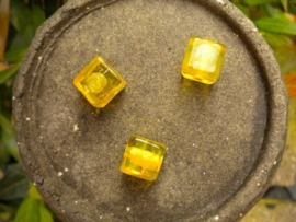Mooie kubus glaskraal 12mm geel