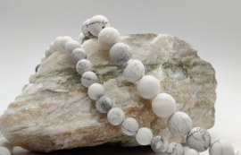 Armband met elastiek met matte Howlite kralen 8mm