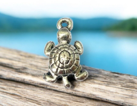 4 x Metalen bedeltje van een schildpad, antiek zilverkleur afm. 20mm oogje: 1,2mm