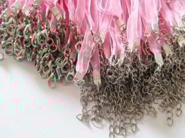 Koord ketting van organza lint en waxkoord c.a. 50cm roze