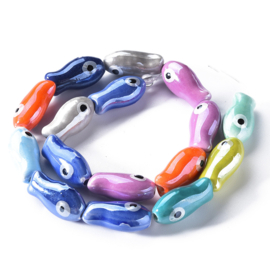 5 x Keramiek kralen – visvorm – mix kleuren – ca. 20 x 10 x 8 mm – rijggat 1,8 mm