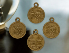 10 x Metalen bedeltje van Chinese muntjes, geel koperkleur, afm. 14mm oogje 2,5mm