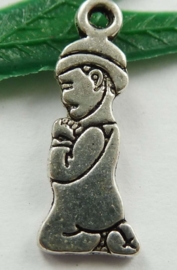 4 x Metalen bedeltje van een biddend jongetje 18 x 7mm antiek zilverkleur