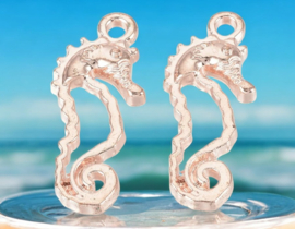 2 x Metalen bedeltje van een zeepaardje, rose gold kleur, afm.  21,5 x 9 x 3mm, oogje 1,5mm