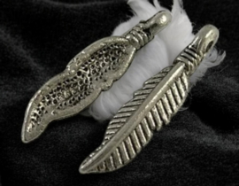 10 x metalen antiek zilveren bedeltje van een veer 4 x 19mm gat: 1,5mm