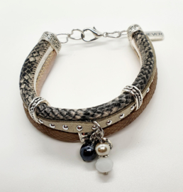 Prachtige armband, verstelbaar met metalen elementen w.o. bedel forever