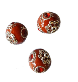 Handgemaakte Bohemian kraal, Kashmiri kraal 20mm ingelegd met metaal & strass bruinrood met diep rode steen