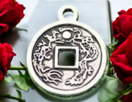4 x Metalen bedel van een Chinese geluksmunt, antiek zilverkleur afm. 19 x 15 x 1,5 oogje 2mm