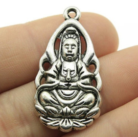 5 x Metalen bedel van Guanyin ( troost en genade) 36 x 18mm, oogje c.a. 1-3mm antiek zilver kleur