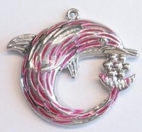 Per stuk Zilverkleurig metalen hanger dolfijn met roze epoxy 48 mm
