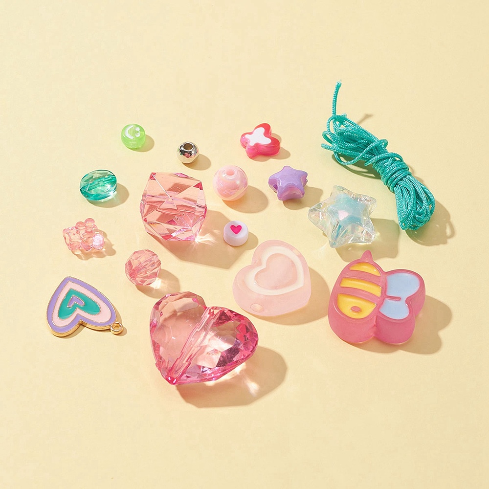 Kinder DIY armbandjes maken set – vrolijke kralen, bedels en draad – gemixte kleuren – inclusief opbergdoos (In bestelling)