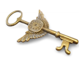 Grote bedel van een sleutel, geel koperkleur, afm. 75 x 44 x 2mm oogje 10mm