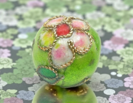 1 x Handgemaakte ronde cloisonné kraal ca. 8 mm – lichtgroen met mix kleuren – gat ca. 1 mm