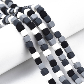 20 x gemixte handgemaakte polymeer kralen kubus grijs wit zwart 6mm gat: c.a. 1,6mm